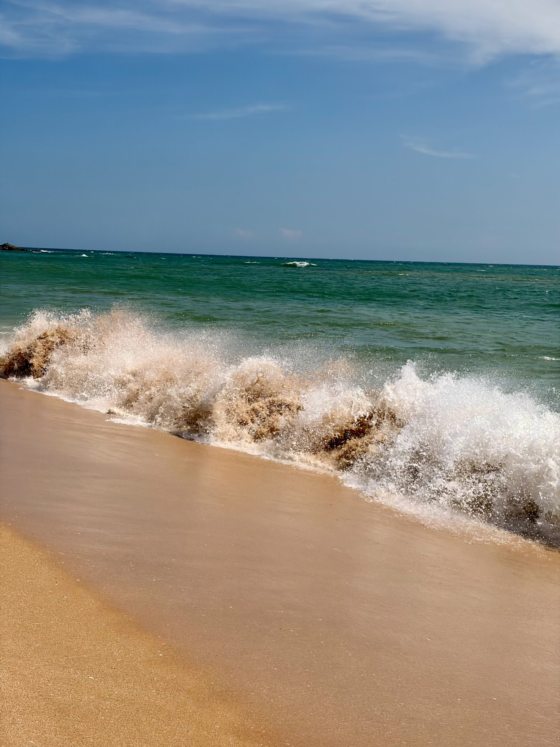 Strong currents, waves crashing on hidden Rekawa beach, Sri lanka