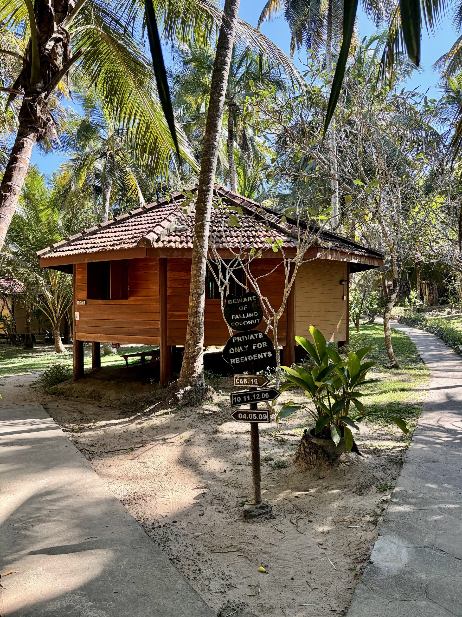 Wooden beach hut in Goyambokka beach retreat, Tangalle