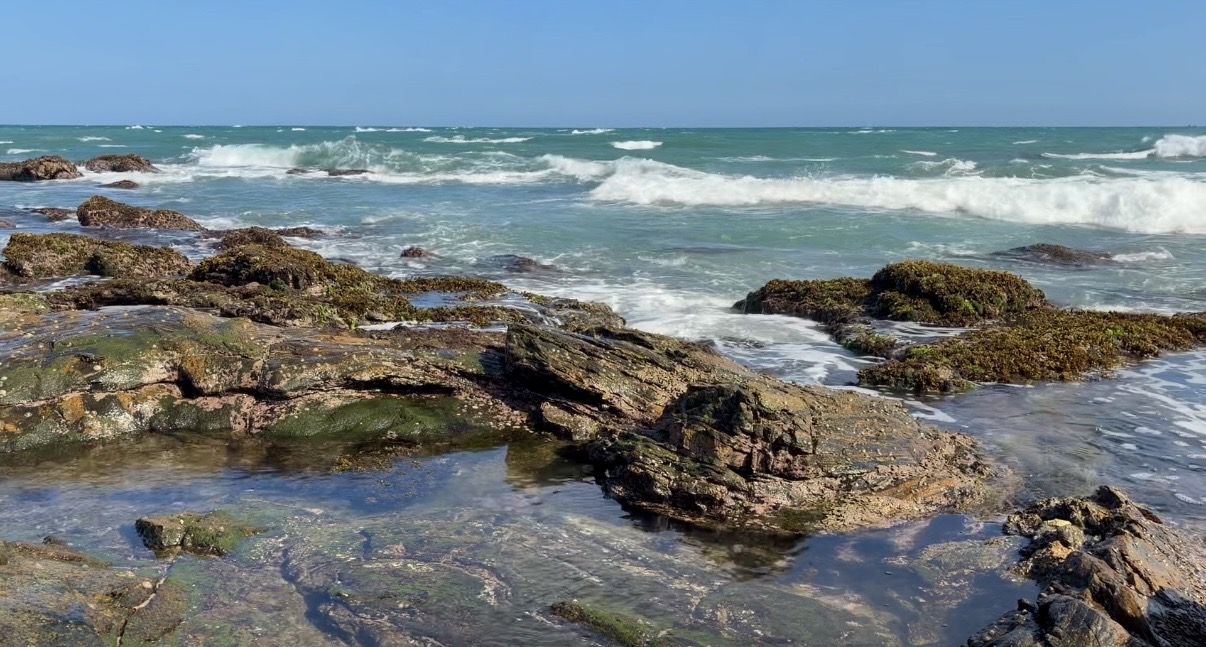 Calm rock pool/ sea bath on Rekawa beach, Sri lanka